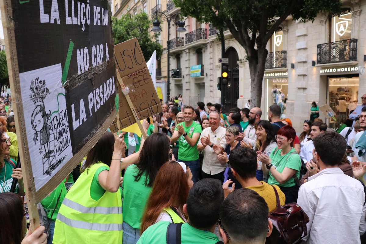 aguedamico's tweet photo. 💚Sempre del costat de les i els professionals de l’educació pública valenciana #VagaEducació https://t.co/xV7crmNKzc