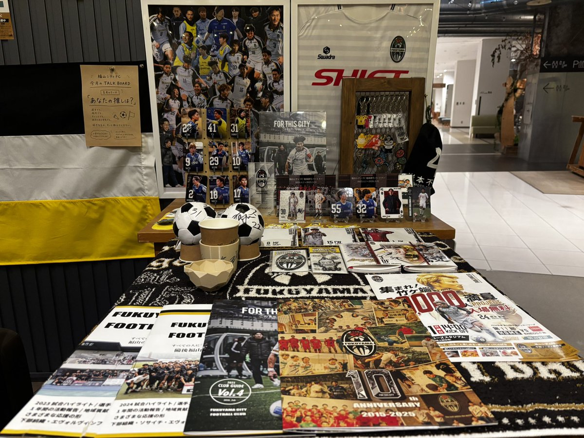 rock316jp's tweet photo. iti SETOUCHIの福山シティFCグッズを集約して、交流サロンのようなコーナーをつくってみました。訪れた方が記録を残すノートや毎月決まったテーマに沿って付箋に書いて貼り付けて交流できるスペース。今月のテーマは「あなたの推しは？」。 https://t.co/eXyHg8BKGm