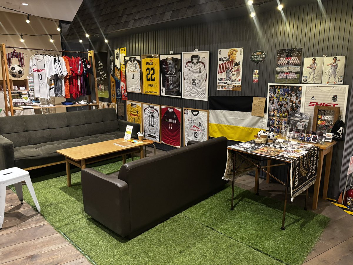 rock316jp's tweet photo. iti SETOUCHIの福山シティFCグッズを集約して、交流サロンのようなコーナーをつくってみました。訪れた方が記録を残すノートや毎月決まったテーマに沿って付箋に書いて貼り付けて交流できるスペース。今月のテーマは「あなたの推しは？」。 https://t.co/eXyHg8BKGm