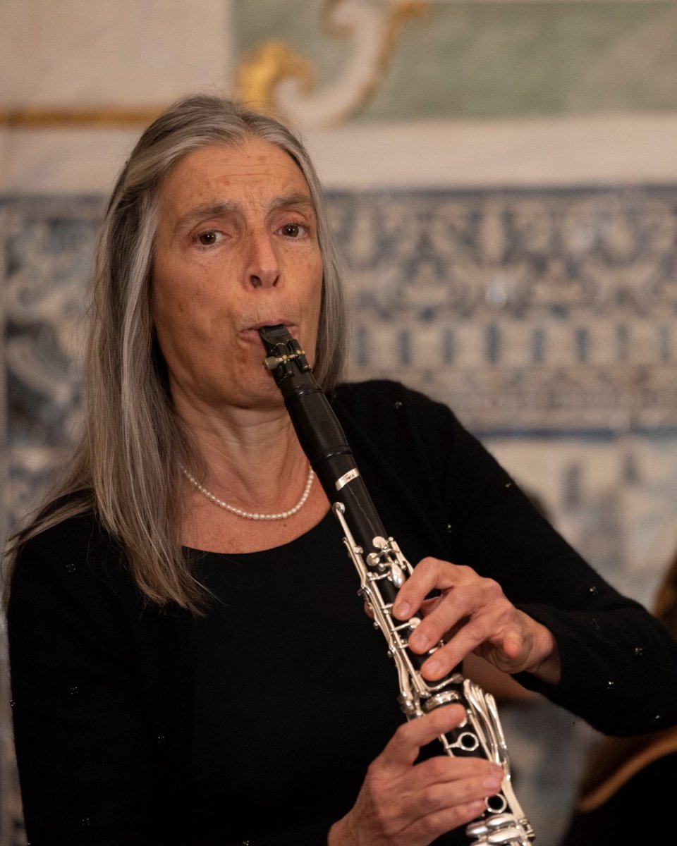 musicamera's tweet photo. “Clarinetíssimo” é um concerto dedicado à extraordinária versatilidade do clarinete que junta João Pedro Santos, Paulo Gaspar, Esther Georgie e Jorge Trindade. Este instrumento, com mais de três séculos de existência, tem tomado parte nas mais diversas formações e tem sido relevante, tanto na música erudita como em diversos contextos da música popular.

Serão utilizados diversos elementos da sua grande família e será apresentado um repertório que explora a sua reconhecida polivalência. O programa aborda obras de J. S. Bach e W. A. Mozart até Pixiguinha e Benedito Lacerda, passando por I. Albéniz, B. Bartok, G. Fauré, G. Geshwin ou E. Carter.  

"Clarinetíssimo" terá duas apresentações: no dia 14 de maio às 19h15 no Templo da Música - Igreja da Misericórdia, em Tomar, e no dia 23 de maio às 19h00 na Biblioteca de Alcântara José Dias Coelho, em Lisboa. Junte-se a nós! Saiba mais em https://t.co/hrISddbTpy