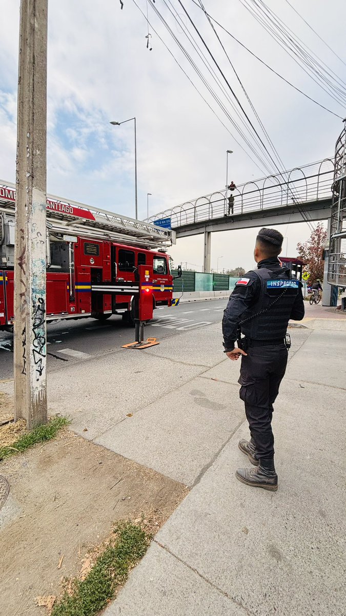 MuniMacul's tweet photo. ¡AHORA!🔴

Tránsito totalmente cortado por caletera Av. Américo  Vespucio debido a persona sobre la pasarela (Peatones dos con Americo Vespucio). En el lugar trabajan bomberos, Carabineros y personal de Seguridad Humana. https://t.co/3fpbYi0A0d