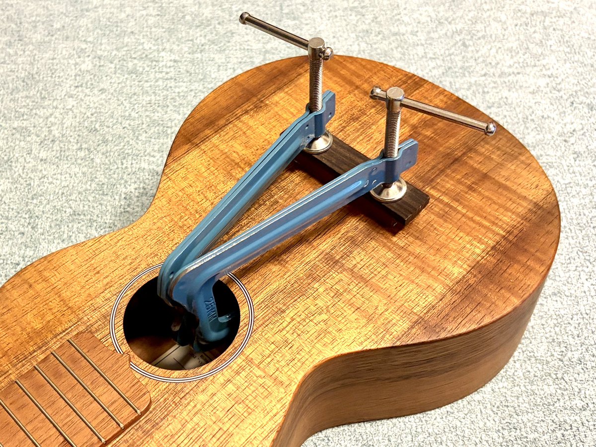 kailele2's tweet photo. 【リペア】コンサートウクレレのブリッジが剥がれてしまったようなので接着してます。綺麗に剥がれているので位置決めは楽でした♨️タイトボンドで48時間固定します！
【悲報】海外の通販でサドル材を購入したのですが…なぜか千切れたレゴの説明書だけ届きました😂 https://t.co/gHb1p6XZAG