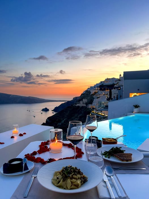 buticuldc's tweet photo. SANTORINI..
..locul unde cerul îmbracă culori fascinante, oferind cele mai romantice momente.
🛩️Zbor din București de la 527 €/persoană/7 nopți.

#Grecia #Vacante #ButiculDeCalatorii #CalatoriiInspirate https://t.co/xspwcO3Fuw