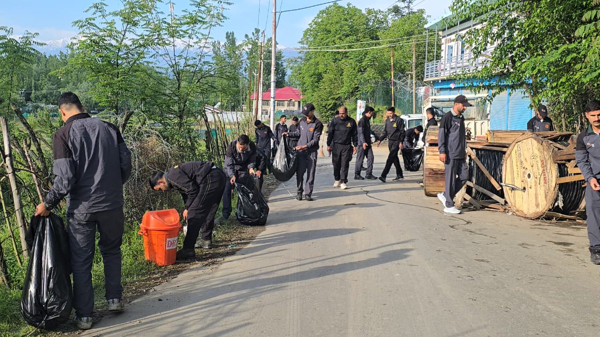 kupwarasentinel's tweet photo. Standing shoulder to shoulder for a cleaner and greener future, #IndianArmy conducted a cleanliness drive at Gulgam, Kupwara under the ongoing ‘Swachhata Hi Seva’ campaign. 🇮🇳
The initiative reflected a shared commitment towards cleanliness, environmental responsibility and community awareness.
Clean surroundings and responsible citizens together build a healthier, stronger and more progressive nation.

#SwachhataHiSeva 
#SwachhBharat 
#IndianArmy 
#KupwaraTerriers