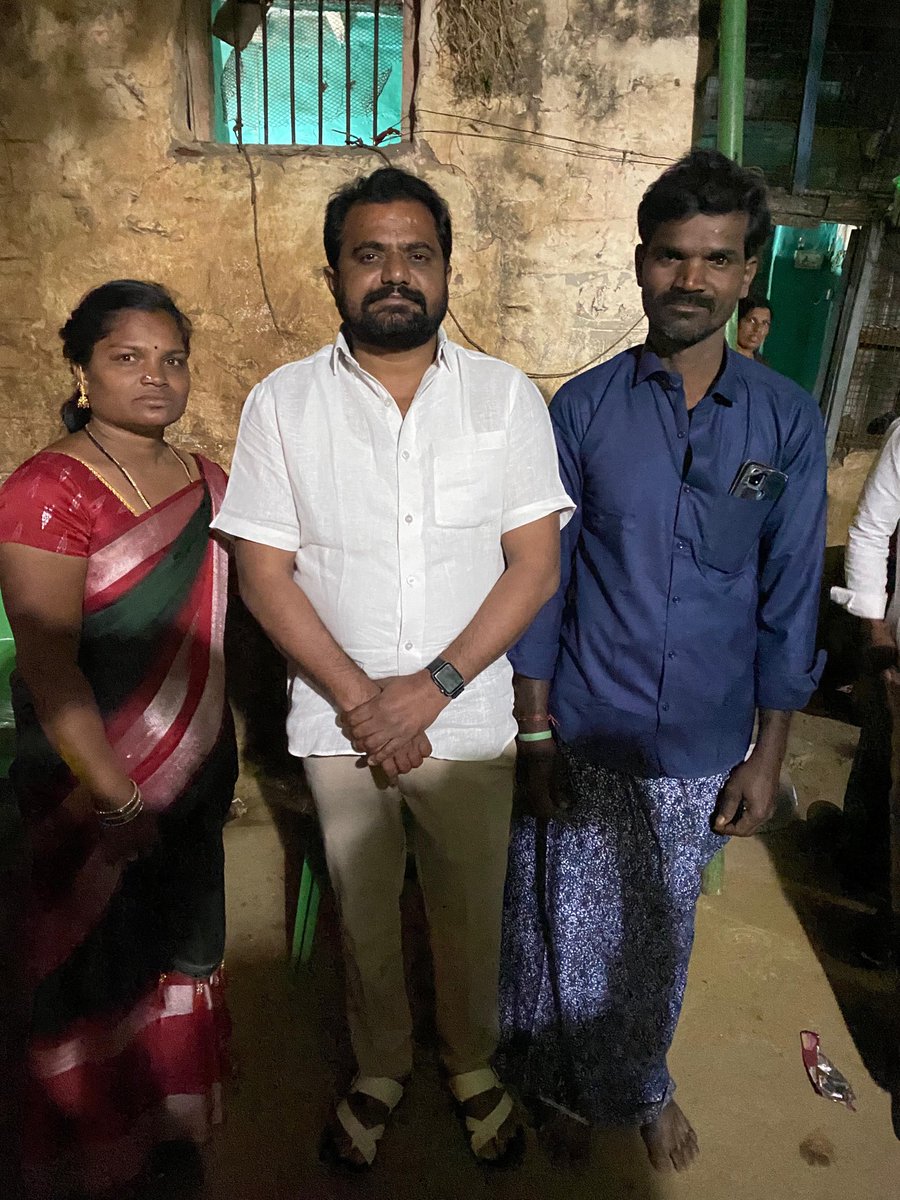 KManjunathgowd's tweet photo. వేపరాళ్ల గ్రామ జనసైనికుడు శ్రీ ఉప్పర రామేష్ నిన్న రాత్రి మరణించడం జరిగింది.సమాచారం తెలుసుకొన్న జనసేన పార్టీ ఇంచార్జ్ శ్రీ మంజునాథ్ గౌడ గారు కుటుంబసభ్యులను పరామర్శించి అంత్యక్రియలలో పాల్గొని వాళ్ళ కుటుంబానికి జనసేన పార్టీ అండగా ఉంటుందని భరోసా కల్పించడం జరిగింది. https://t.co/2aWYB3y1TW