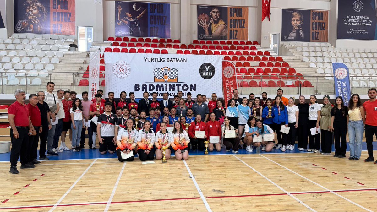 BatmanKYGM's tweet photo. Yurtlig Badminton Türkiye Finalleri’nde şampiyonlar belli oldu!

Kızlar kategorisinde 🥇 Denizli,
Erkekler kategorisinde 🥇 Aydın ilimiz şampiyon olarak kupanın sahibi oldu. 👏

Turnuvada dereceye giren tüm illerimizi tebrik ediyor, başarılarının devamını diliyoruz.

Ayrıca organizasyonumuza katılarak ilimizde mücadele eden tüm kafilelerimize teşekkür ederiz. 
#YurtLig