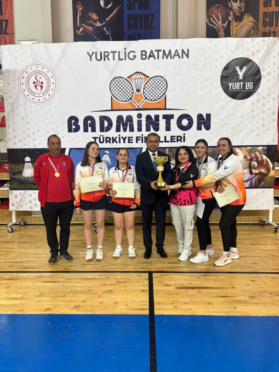 BatmanKYGM's tweet photo. Yurtlig Badminton Türkiye Finalleri’nde şampiyonlar belli oldu!

Kızlar kategorisinde 🥇 Denizli,
Erkekler kategorisinde 🥇 Aydın ilimiz şampiyon olarak kupanın sahibi oldu. 👏

Turnuvada dereceye giren tüm illerimizi tebrik ediyor, başarılarının devamını diliyoruz.

Ayrıca organizasyonumuza katılarak ilimizde mücadele eden tüm kafilelerimize teşekkür ederiz. 
#YurtLig