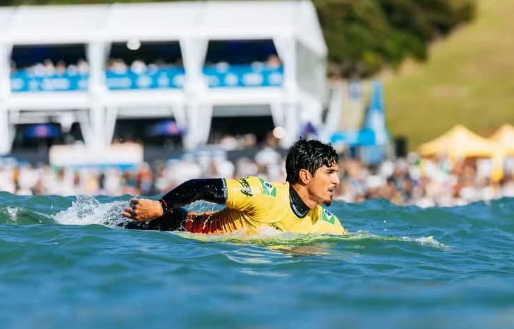 bandsports's tweet photo. Medina e Filipinho vencem na estreia e se encontram nas oitavas da WSL em Raglan 🏄♂️🌊
Saiba mais ➡️ https://t.co/fKnnMt6Y1A
#GabrielMedina #Medina #FilipeToledo #Filipinho #AlejoMuniz #WSL #Raglan #BandSports https://t.co/XD0cGz08L5