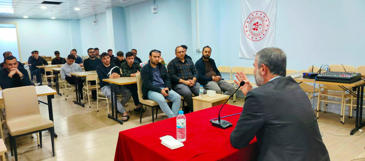 BitlisKYGM's tweet photo. Kariyer Planlama Buluşmaları kapsamında Bitlis Eren Üniversitesi Mühendislik-Mimarlık Fakültesi’nden Prof. Dr. Serkan Özel’i yurdumuzda ağırlandı. Verimli geçen programda meslek ve kariyer basamakları hakkında değerli bilgiler edindi.

📍Beş Minare Yurdu https://t.co/5YJ619yO6y