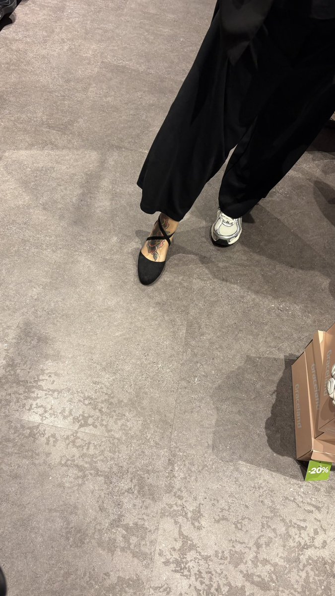 DutchAsianfeet's tweet photo. I’m looking at some new shoes. What do you think of these?#feetfetısh #feet #feetworshi̇p https://t.co/AmZqby4nU1