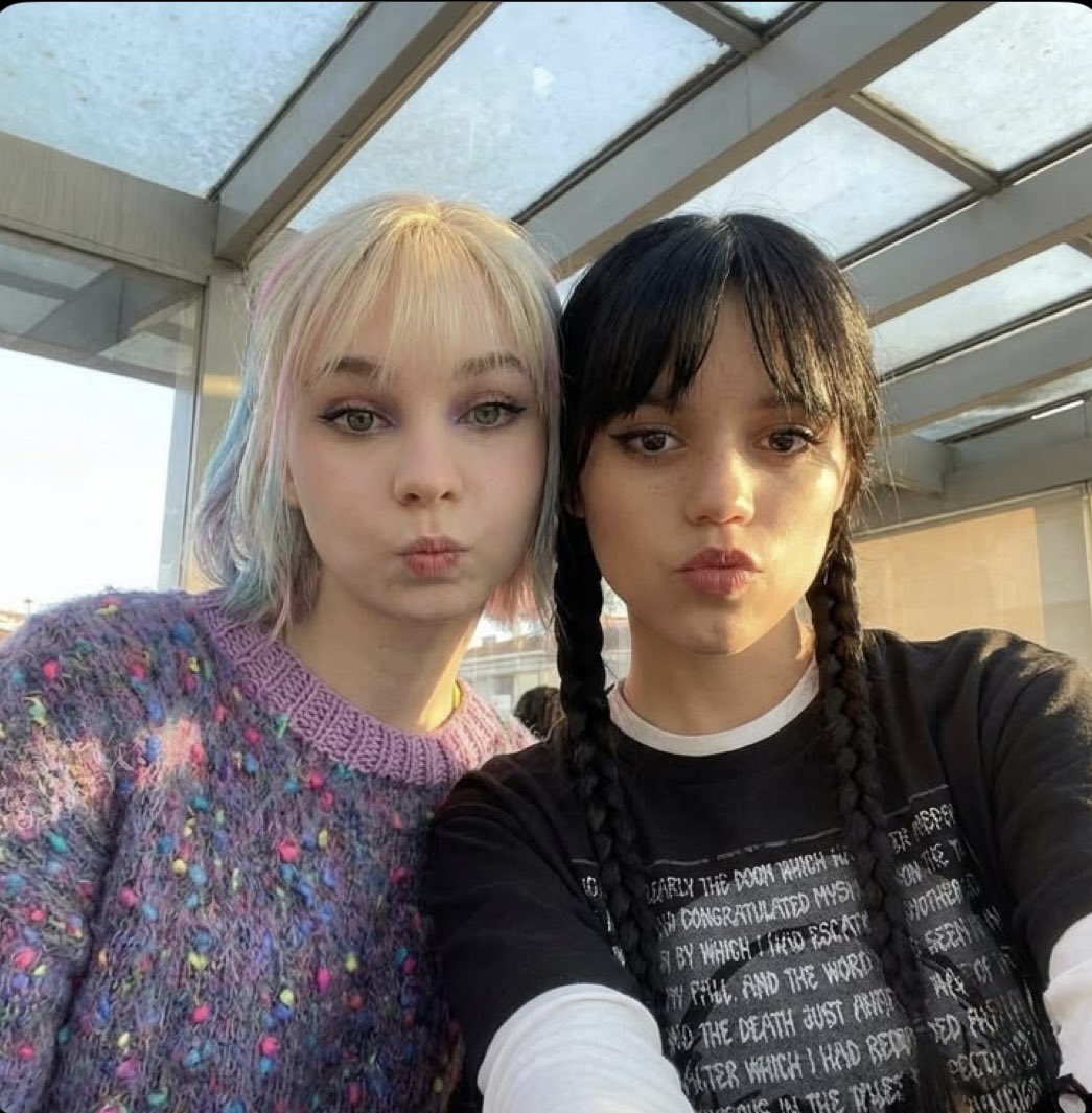 Xlisuu1's tweet photo. Hey @grok change their pose and make them wear a sports costume https://t.co/0YMAkDhokX