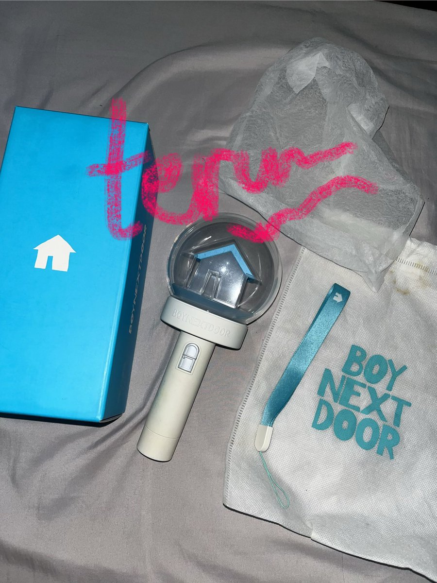teruminumin's tweet photo. wts preloved ls bonedo + stand + pc myungjae only tapi condinya tidak muluss
(di bagian bawah gagangnya dan di pouch)
aku lepas di 650k 
boleh nego

minat dm yaaa
dom jabar

tag : lightstick boynextdoor bnd
*sorry stand nya ga sempet kefoto🙏🏼 https://t.co/u1WxJrLgt0