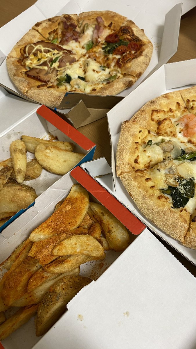 FksmJ's tweet photo. ピザパーティー🍕 https://t.co/0MyjdOT5Ec