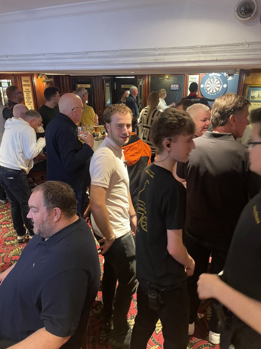 JayneLoveday01's tweet photo. What a fantastic night at The Wrong ‘Un last night. First ever Darts Exhibition in a #Wetherspoons and it was brilliant! Thanks to #TheArtistArmy for inviting @OfficialKP180 for the exbo! #TeamArtist 🎯🎨🖌️ https://t.co/KgjNZoWY5s