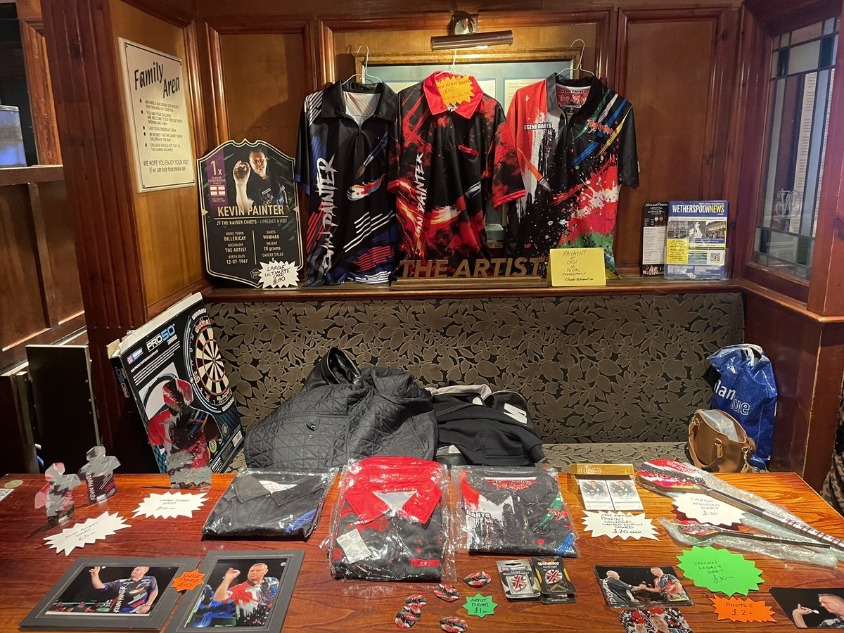 JayneLoveday01's tweet photo. What a fantastic night at The Wrong ‘Un last night. First ever Darts Exhibition in a #Wetherspoons and it was brilliant! Thanks to #TheArtistArmy for inviting @OfficialKP180 for the exbo! #TeamArtist 🎯🎨🖌️ https://t.co/KgjNZoWY5s