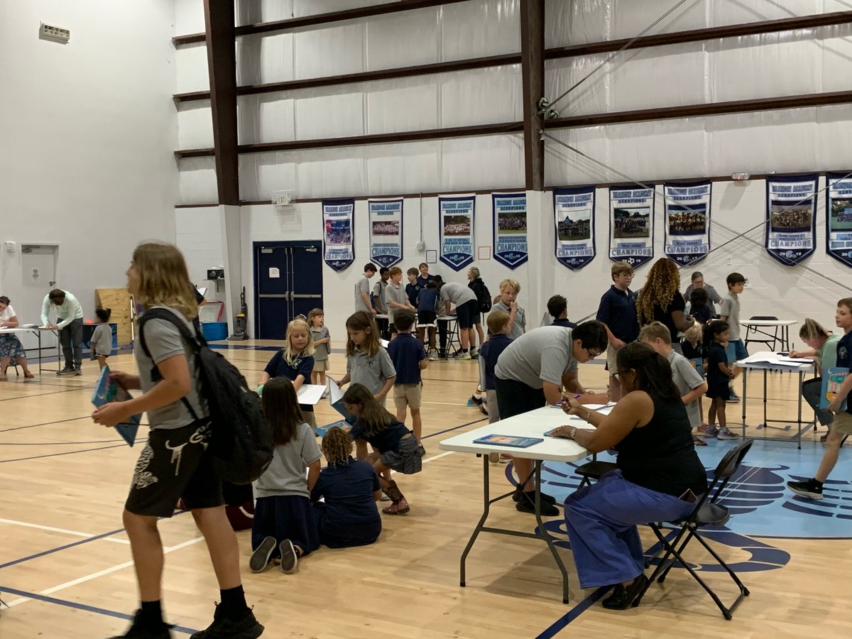 BrandonAcademy's tweet photo. Yearbook signing!

#Yearbooks #BrandonAcademy #bacommunity #GoScorpions https://t.co/i6PgoEiT3P