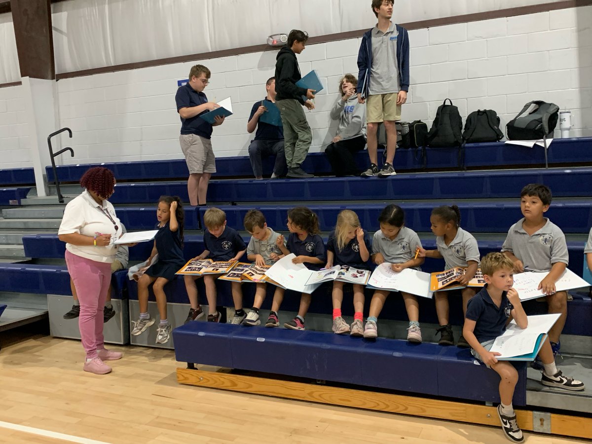 BrandonAcademy's tweet photo. Yearbook signing!

#Yearbooks #BrandonAcademy #bacommunity #GoScorpions https://t.co/i6PgoEiT3P