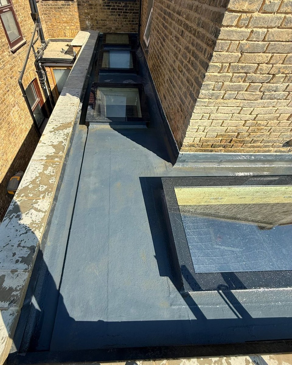 CureItGRP's tweet photo. Wrap-around flat roof completed in Tooting ✅
Expertly installed by Rattle Roofing, featuring a sleek Cure It ONE system and finished with stylish glass roof lights for a modern look and added natural light
👉 Find out more about our systems https://t.co/VyEAys89IO
#FlatRoofing https://t.co/lmrevxJB7r