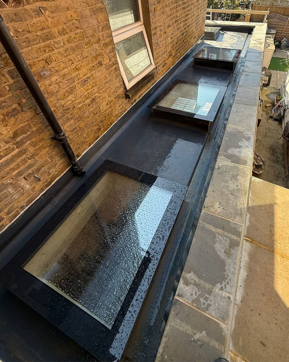 CureItGRP's tweet photo. Wrap-around flat roof completed in Tooting ✅
Expertly installed by Rattle Roofing, featuring a sleek Cure It ONE system and finished with stylish glass roof lights for a modern look and added natural light
👉 Find out more about our systems https://t.co/VyEAys89IO
#FlatRoofing https://t.co/lmrevxJB7r