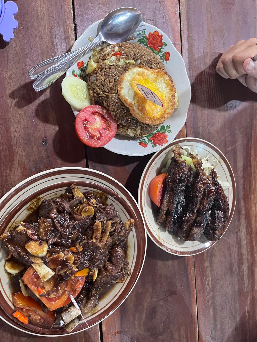 hudaduhh's tweet photo. Sate Kambing &amp; Tengkleng Pak Manto Cabang Veteran ini nggak pernah mengecewakan

Hari ini kembali coba dan ini rate-nya:
- Tengkleng Rica -> 8/10 (sedikit pedas)
- Sate Buntal 70k/3 tusuk-> 9/10 (daging campur, smokey abiss)
- Nasi goreng polos -> 7/10 (gak strong jadinya cocok) https://t.co/omPQzxn2gE
