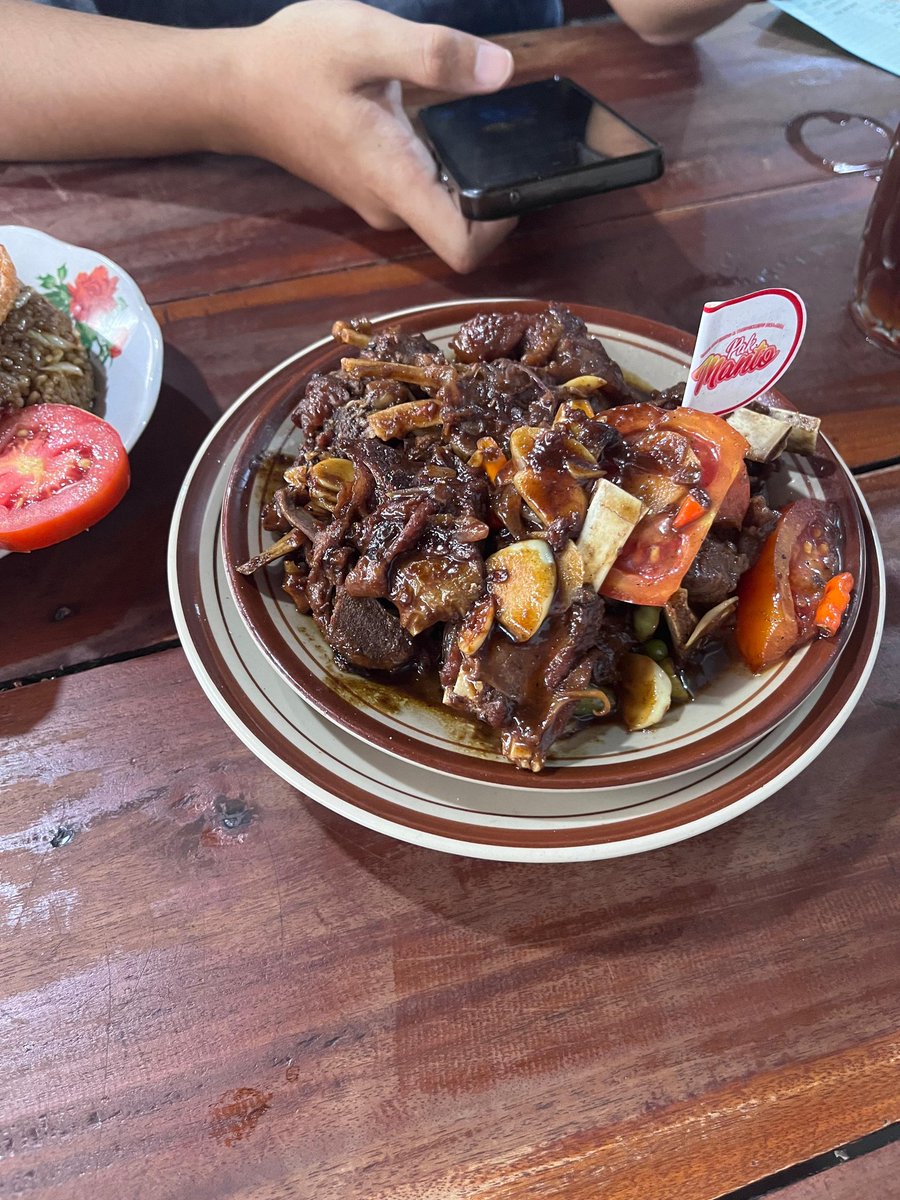 hudaduhh's tweet photo. Sate Kambing &amp; Tengkleng Pak Manto Cabang Veteran ini nggak pernah mengecewakan

Hari ini kembali coba dan ini rate-nya:
- Tengkleng Rica -> 8/10 (sedikit pedas)
- Sate Buntal 70k/3 tusuk-> 9/10 (daging campur, smokey abiss)
- Nasi goreng polos -> 7/10 (gak strong jadinya cocok) https://t.co/omPQzxn2gE