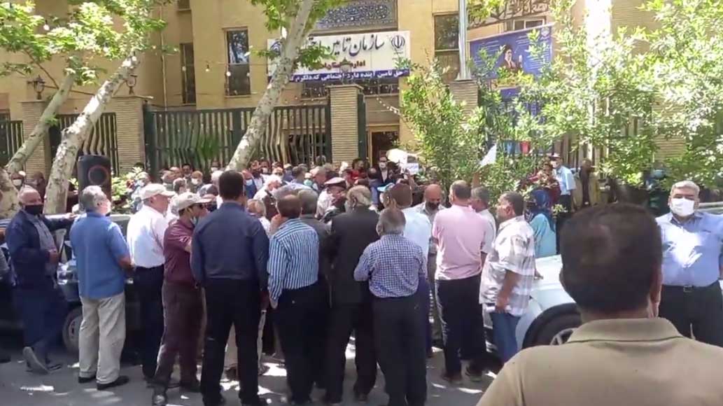 Workers_History's tweet photo. ۲۵ اردیبهشت ۱۴۰۱، جنبش سراسری بازنشستگانِ این سال آغاز شد. بازنشستگان با برگزاری تجمع سراسری مقابل اداره کل تامین اجتماعی استان‌ها با شعار «ظلم و ستم کافیه، سفره ما خالیه» خواهان افزایش حقوق خود متناسب با خط فقر شدند. https://t.co/mkTHQ2mgIw