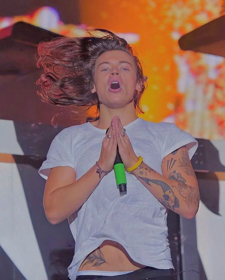 WhyLarryIsReal tweet media