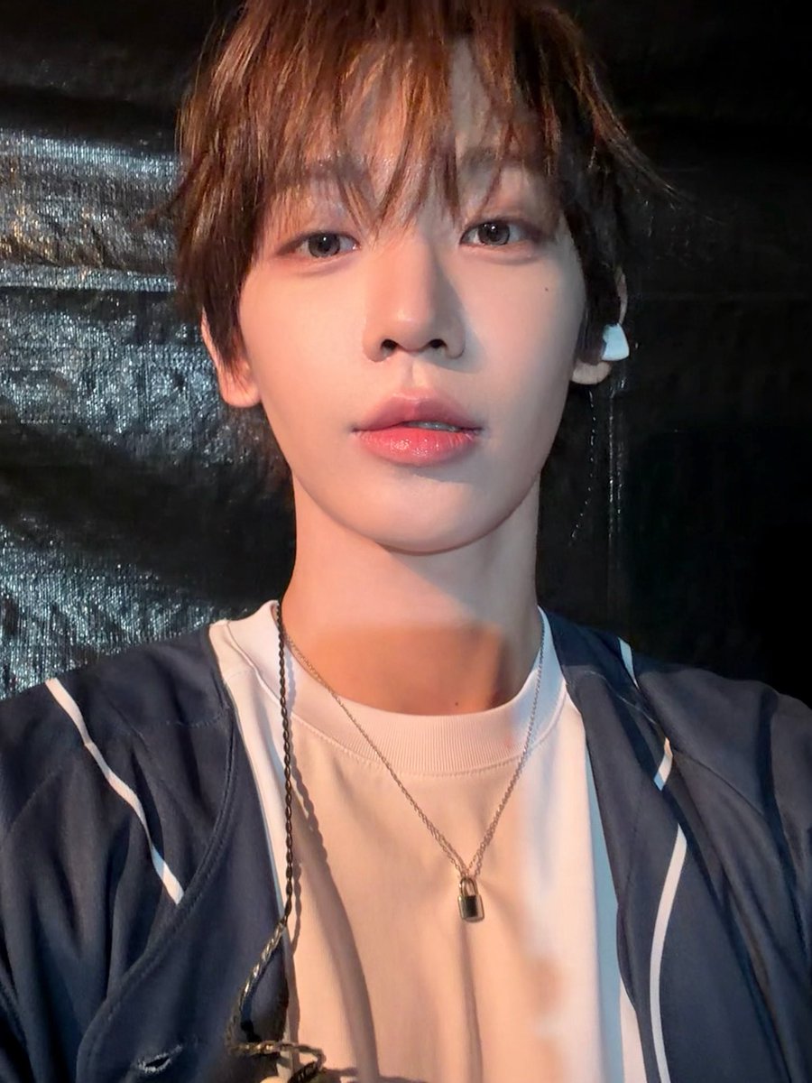 260515 🐸💬 [20:55 kst] 🐸 It’s hot today but I’m very happyyy~ 🐸 ...