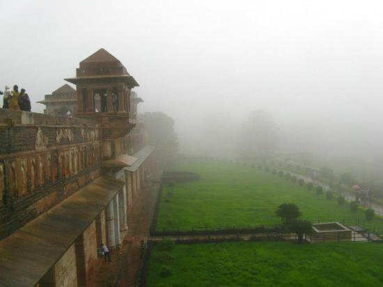 Rustum_0's tweet photo. Shadiabad fort is the largest fort ever built in the history of Islam. This entire bastion (54,174 ft²) of it is now a Hindu temple.

(left side) https://t.co/d7VAFZx3SN