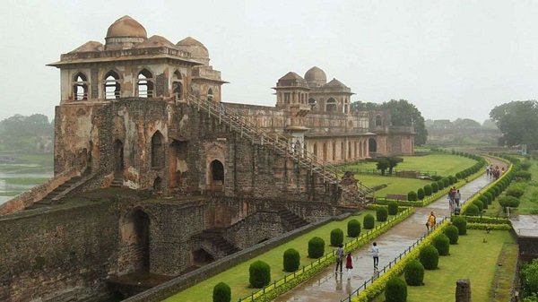 Rustum_0's tweet photo. Shadiabad fort is the largest fort ever built in the history of Islam. This entire bastion (54,174 ft²) of it is now a Hindu temple.

(left side) https://t.co/d7VAFZx3SN
