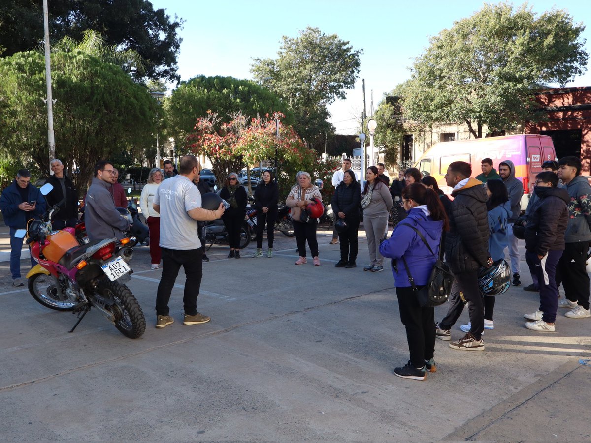 RedSegVial's tweet photo. #Coronda
🏍 Brindamos una nueva Clínica de Conducción Segura de Motos.
✔Nuestros instructores trabajaron sobre técnicas de manejo, frenado, postura y gestión de la mirada, fundamentales para dominar el vehículo y reducir riesgos al conducir.
👉🏻Al finalizar los participantes canjearon su casco por uno nuevo proveído por la Agencia.