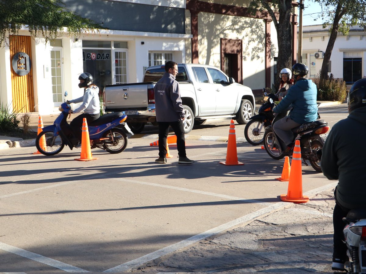 RedSegVial's tweet photo. #Coronda
🏍 Brindamos una nueva Clínica de Conducción Segura de Motos.
✔Nuestros instructores trabajaron sobre técnicas de manejo, frenado, postura y gestión de la mirada, fundamentales para dominar el vehículo y reducir riesgos al conducir.
👉🏻Al finalizar los participantes canjearon su casco por uno nuevo proveído por la Agencia.