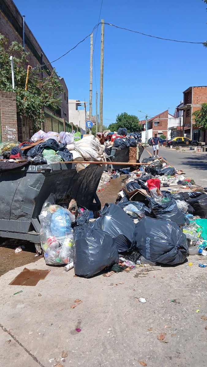 alezapata73's tweet photo. @horaciorlarreta Lo prometido es deuda @horaciorlarreta la esquina de uno de los colegios donde trabajo Agustín de vedia 2519 y transitan nuestros estudiantes, y es tan simple como ver una foto, tomar nota y tomar acción, díganme que lo hago gratis, a quien llamo? Que puerta tocó? https://t.co/1klaraqKCl
