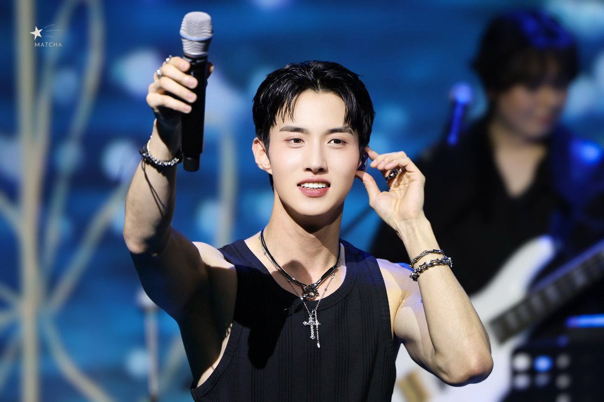 adoringyeo's tweet photo. today marks 8 years since changgu became my brightest star ! him and his healing voice have brought me so much happiness and strength for all this time and i’m so thankful for him and proud to watch him shine. when i said that i love you, i meant that i love you forever. 오사소💙 https://t.co/asUINihexy