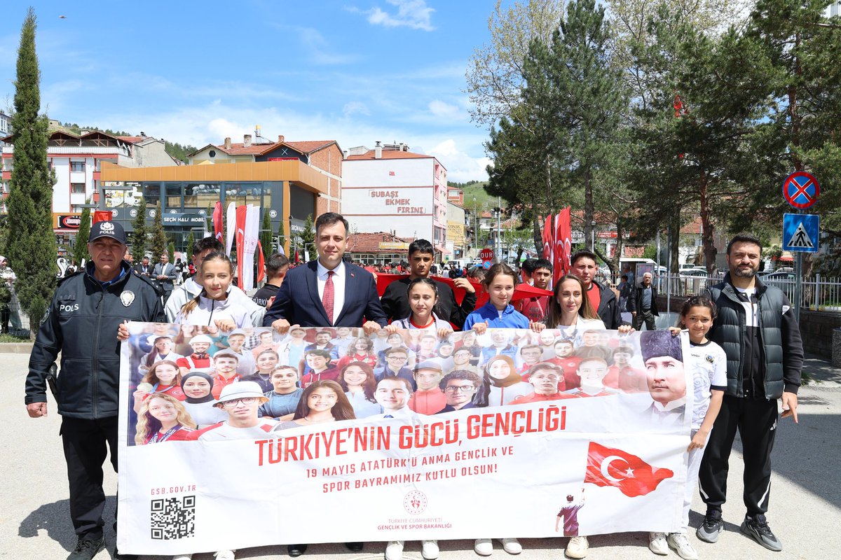 TCsabanozu's tweet photo. Kaymakamımız Sayın Emre Urhan, İlçe Gençlik ve Spor Müdürlüğümüz tarafından düzenlenen Halk Koşusu ile kadınlar arasında gerçekleştirilen badminton turnuvasında dereceye giren öğrencilerimize ve başarı elde eden katılımcılara ödüllerini takdim etti. https://t.co/sdmVrBipwN