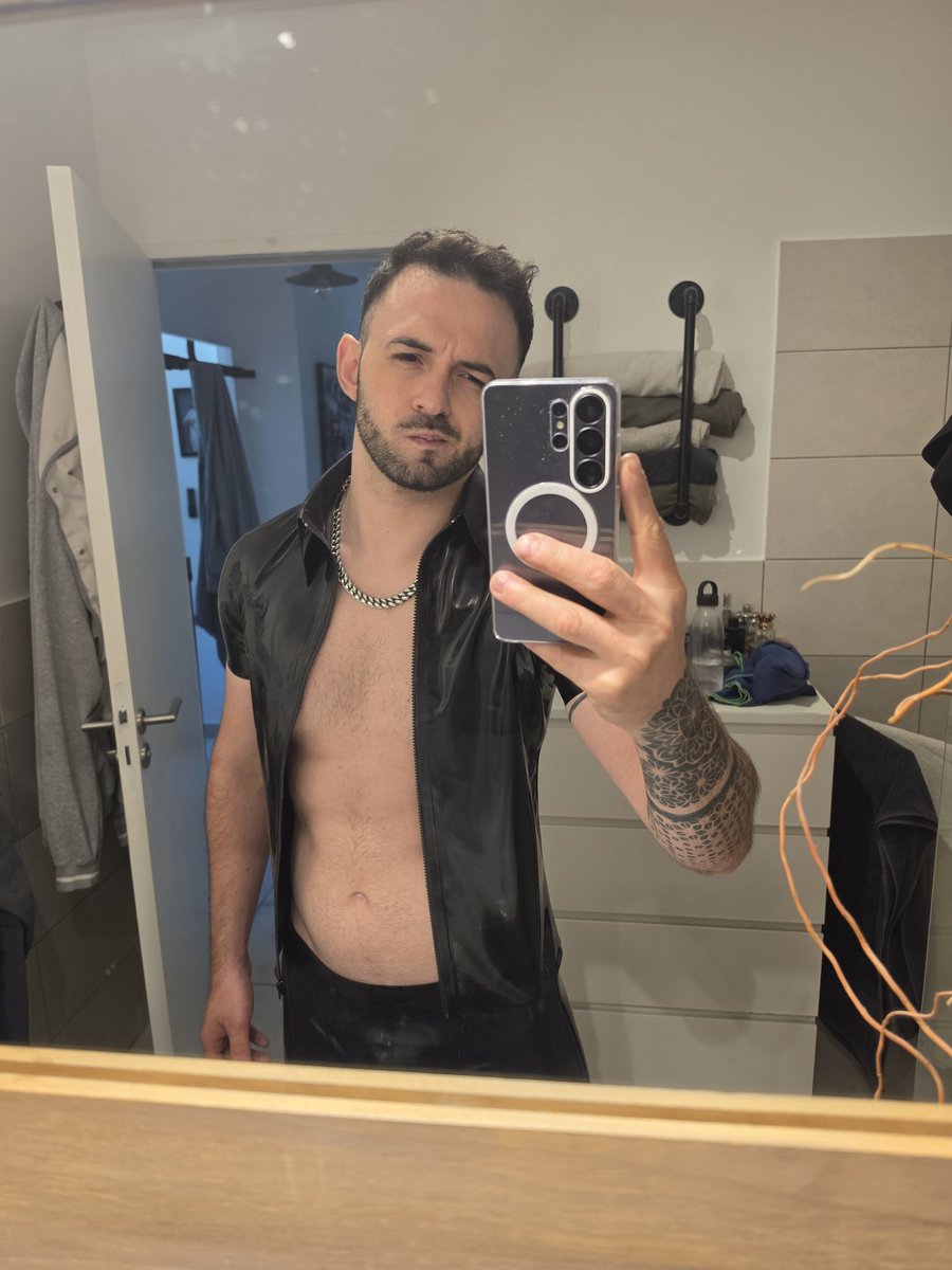 Sly_volpe's tweet photo. ⚫️ New rubber shirt from @LibidexLtd 

#rubber #latex #shirt https://t.co/6BN3DyLXDe
