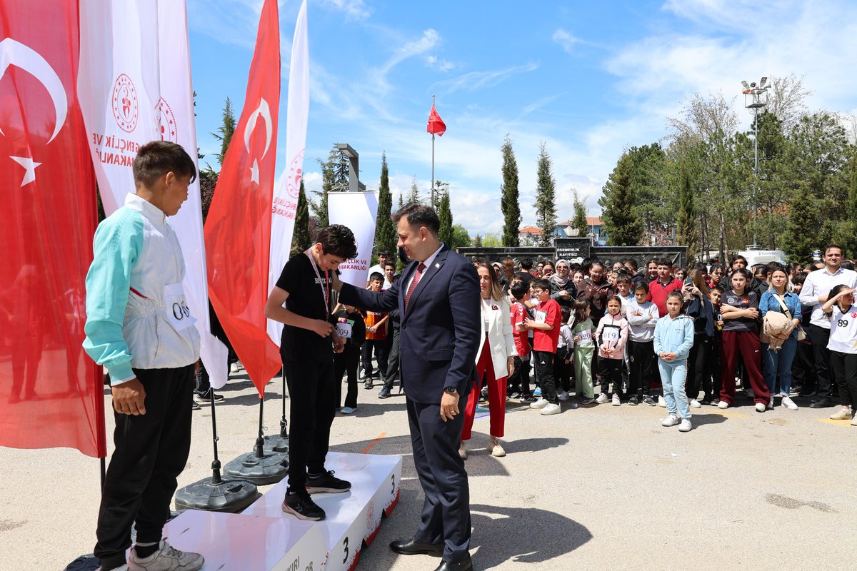 TCsabanozu's tweet photo. Kaymakamımız Sayın Emre Urhan, İlçe Gençlik ve Spor Müdürlüğümüz tarafından düzenlenen Halk Koşusu ile kadınlar arasında gerçekleştirilen badminton turnuvasında dereceye giren öğrencilerimize ve başarı elde eden katılımcılara ödüllerini takdim etti. https://t.co/sdmVrBipwN