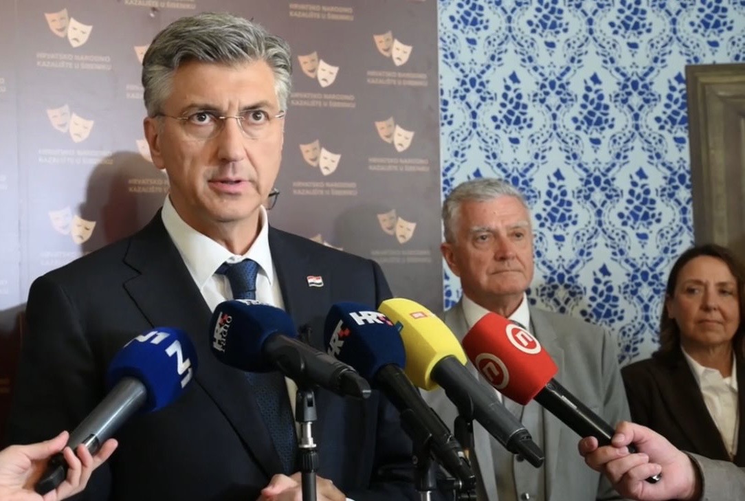 HDZ_HR's tweet photo. ✅ Ljevica svjesno blokira izbor ustavnih sudaca & paralizira rad #USUD. U stvari, Možemo je kao senior partner to naredio SDP-u.

✔️ Nakon takve njihove malicioznosti & političke nezrelosti ne znam tko će se ubuduće uopće javiti na natječaj za nove suce.

✔️ I mi smo mogli blokirati izbor predsjednice Vrhovnog suda, ali smo odgovorni.

✔️ Hrvati vide tko je tko. „I can see clearly now the rain is gone”.

⬅️ PHDZ/PVRH @AndrejPlenkovic  iz Šibenika ➡️

✅ Protjerivanje diplomata s Pantovčaka? Bahat, loš potez - Milanović demonstrira totalitarni refleks, pokazuje znakove isključivosti.

✔️ To vam je ta ljevičarska cancel kultura, vraćanje verbalnog delikta, nesloboda mišljenja i govora.

✔️ Lendić je na pitanje novinara rekao istinu - Milanović koči izbor veleposlanika već 6 godina. Zar je trebao šutjeti ili lagati kako se ovaj ne bi uvrijedio?

✔️ „Tolerantni“ i "progresivni" ljevičari, međutim, i dalje će glumiti velike demokrate.