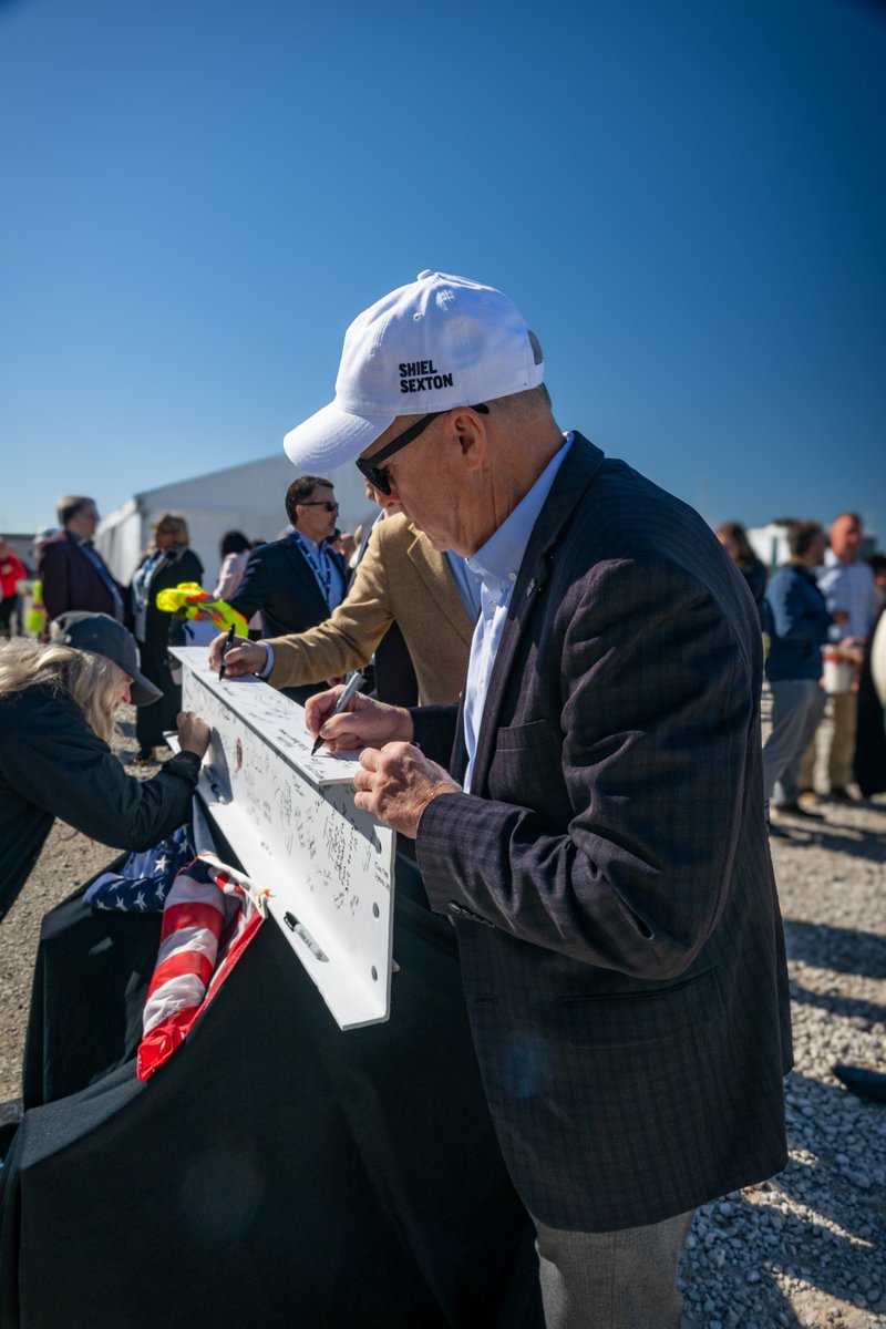 ShielSextonCo's tweet photo. Topping out and moving forward. Proud of what’s standing and excited to bring it to the finish for IND.

@CSOArchitects  | @Westin | @INDairport https://t.co/rZ7zBoI8YT