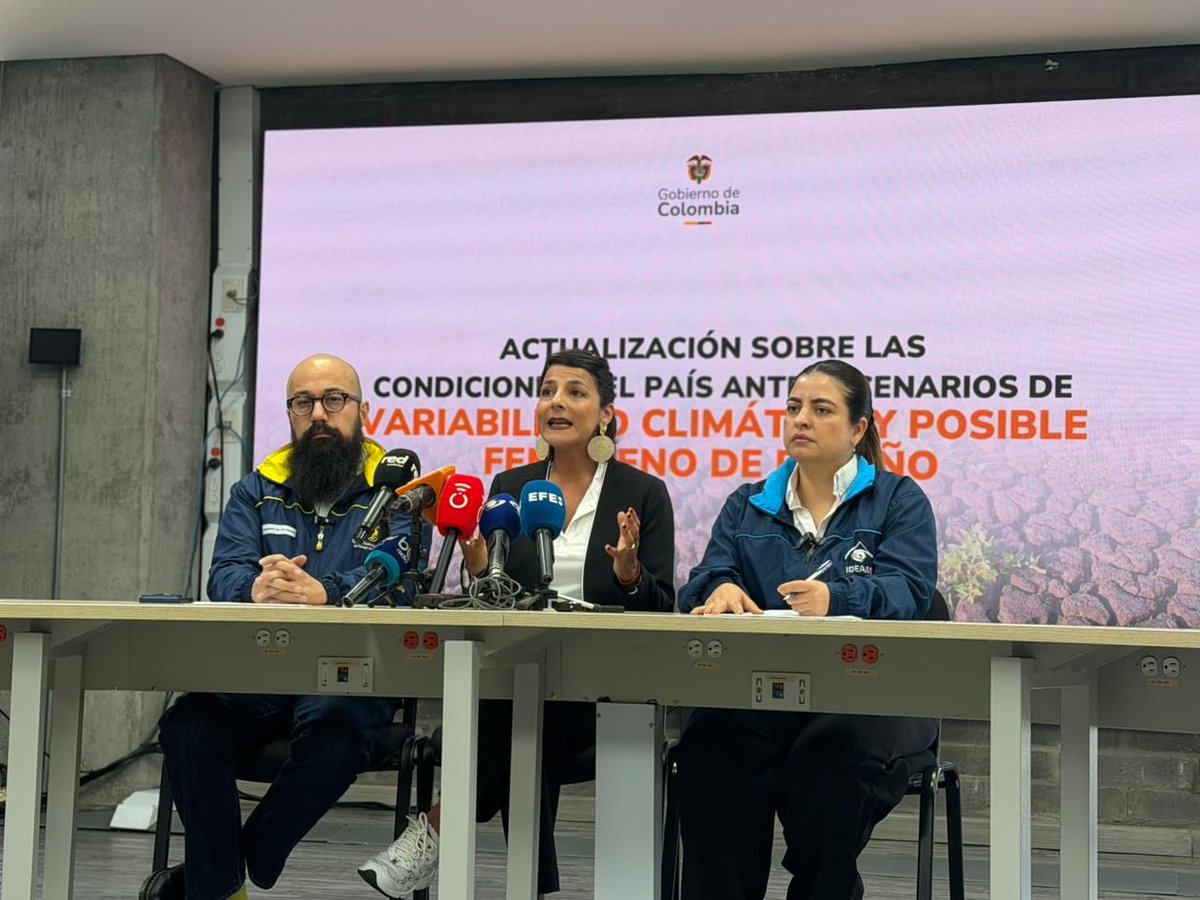 UNGRD's tweet photo. La ministra de @MinAmbienteCo, Irene Vélez; el director de la UNGRD, @CarlosCarrilloA, y la directora del @IDEAMColombia, Ghisliane Echeverry, reportan que la probabilidad de desarrollo de un Fenómeno El Niño para el trimestre mayo-junio-julio de 2026 aumentó de 62 % a 82 %.

#FenomenoElNiño
