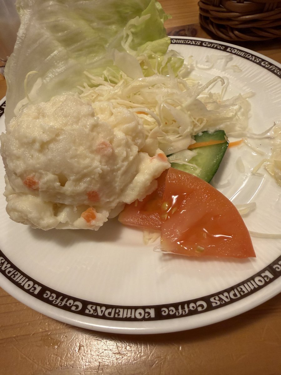 UltraMasuta's tweet photo. コメダのミニサラダ
どこでもよく使われている
この既製品のポテトサラダが
気持ち悪くて食べられないんだけど
みんな食べれる？ https://t.co/1rBQTzP6rF