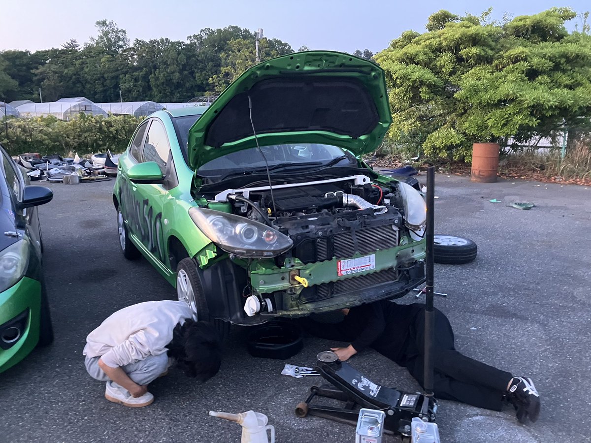 tumc510's tweet photo. 今日は緑デミのオイル交換をしました！
新入生、初めての整備でしたがなかなか手つきが良くてびっくりです😳 https://t.co/BEHwfVQxKo