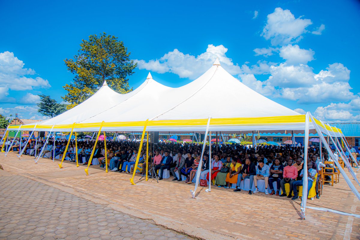NgomaDistrict's tweet photo. Kuri uyu wa Gatanu, Umuyobozi w'Akarere @NIYONAGIRANath2 yifatanyije na Diyosezi Gatolika ya Kibungo mu birori byo gusoza icyumweru cy'uburezi Gatolika ku rwego rwa Diyosezi byabereye kuri TTC Zaza. https://t.co/iJCUm2hHVl