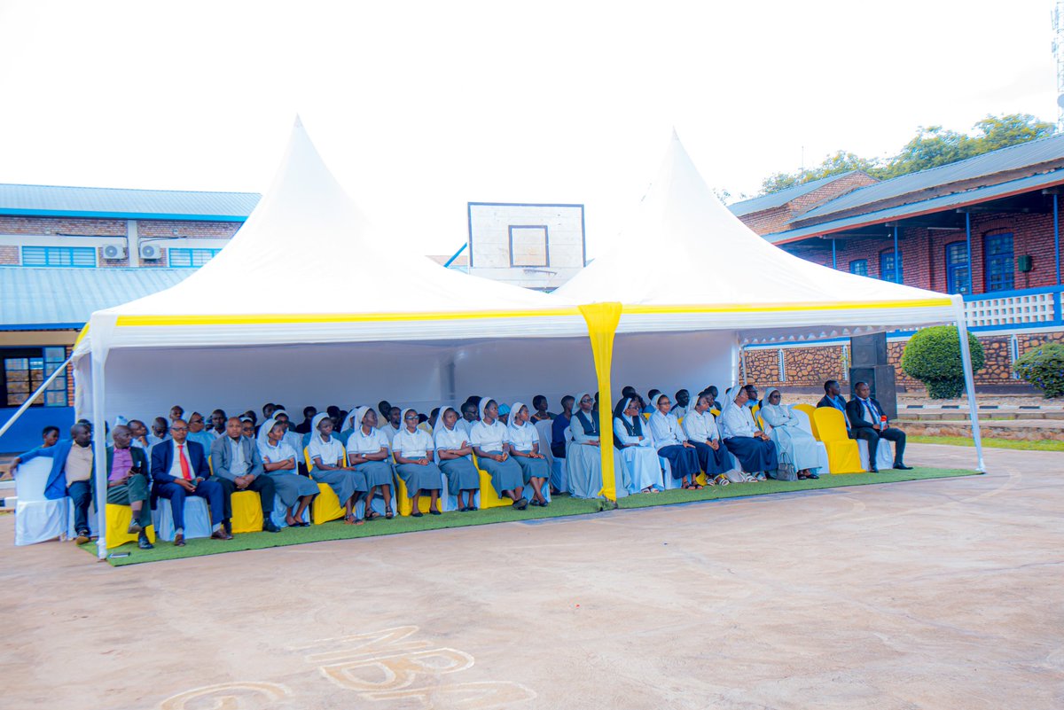 NgomaDistrict's tweet photo. Kuri uyu wa Gatanu, Umuyobozi w'Akarere @NIYONAGIRANath2 yifatanyije na Diyosezi Gatolika ya Kibungo mu birori byo gusoza icyumweru cy'uburezi Gatolika ku rwego rwa Diyosezi byabereye kuri TTC Zaza. https://t.co/iJCUm2hHVl