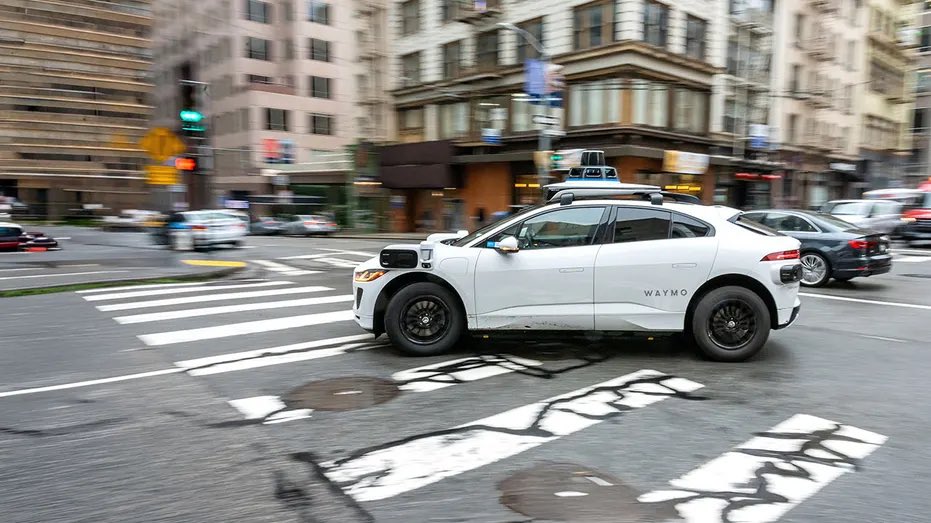 AiWireMedia's tweet photo. 🚗💦 Waymo is recalling 3,800 robotaxis after several drove into flooded Austin streets and stalled.
One empty car was swept into a creek.
The fix: software update to better detect impassable roads. #Waymo #Robotaxi #AutonomousVehicles #FORECKINFO https://t.co/ZSOSPFC7fM