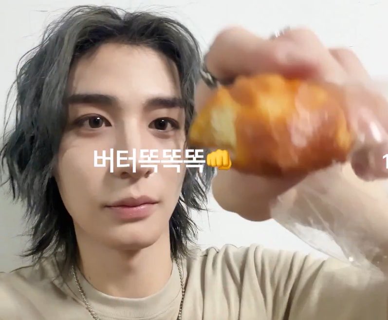 _riwoodonut's tweet photo. im actually cryin bro it’s ihan and his bread against the world #TeamBread https://t.co/ba6LFYKROW