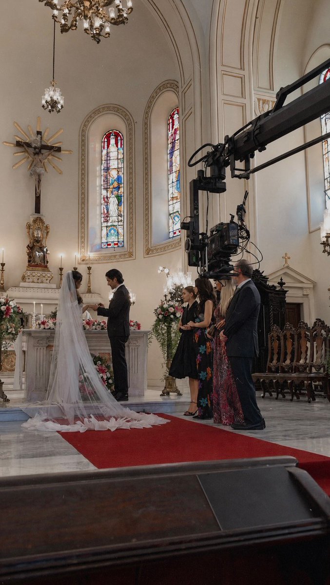 InfosRomuloE's tweet photo. Paulinho e Gerluce com os padrinhos deles no altar 😭❤️ #TrêsGraças https://t.co/QaJG2OWXFB
