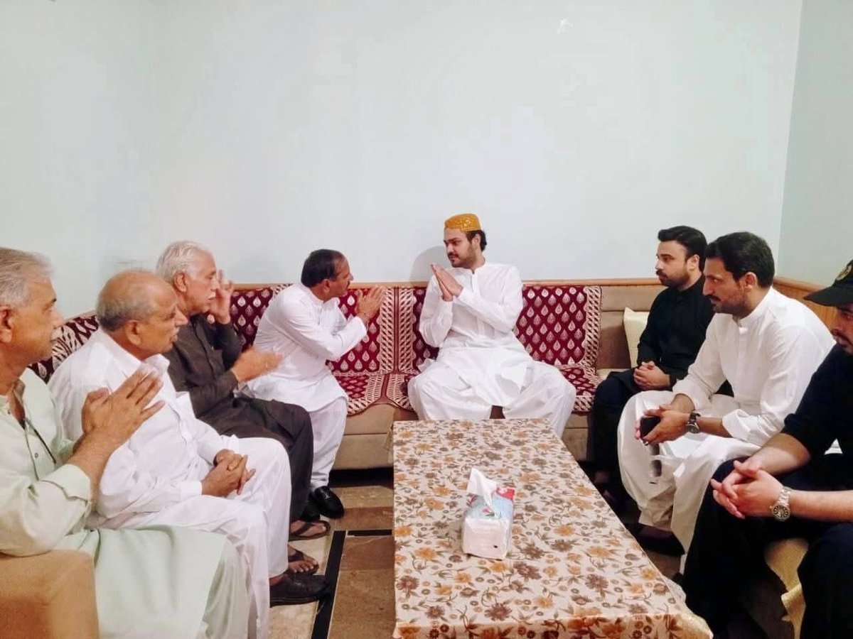 MusmanBhutto786's tweet photo. 15_05_2026
#Jarwar

پاکستان پیپلزپارٹی کے نوجوان رہنماہ سردار زادہ میر نور محمد خان لونڈ جروار پہنچ کر دیوان برادری سے انکے پیاروں کے انتقال پر تعزیت و اظہار افسوس کیا
@NMKL_Official https://t.co/YSd8jYzqTW