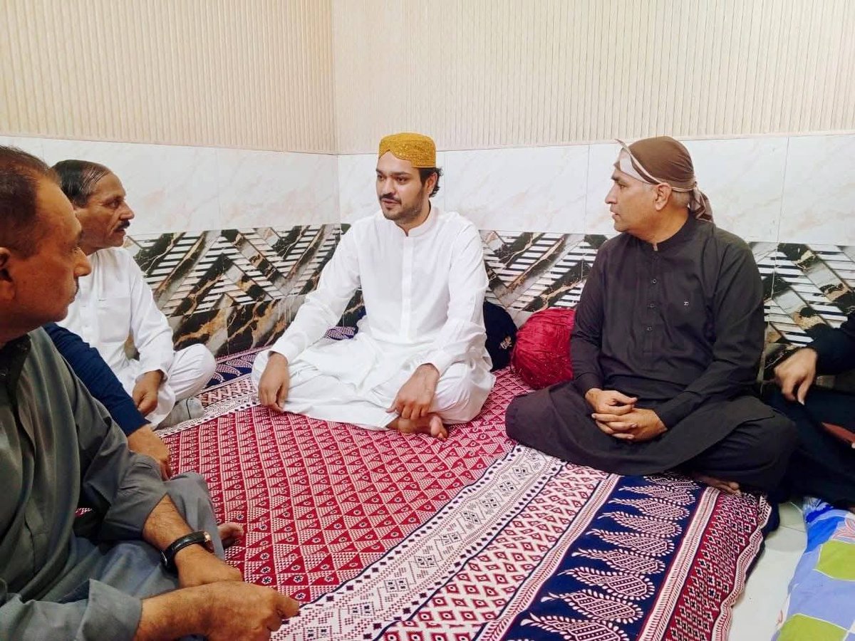 MusmanBhutto786's tweet photo. 15_05_2026
#Jarwar

پاکستان پیپلزپارٹی کے نوجوان رہنماہ سردار زادہ میر نور محمد خان لونڈ جروار پہنچ کر دیوان برادری سے انکے پیاروں کے انتقال پر تعزیت و اظہار افسوس کیا
@NMKL_Official https://t.co/YSd8jYzqTW