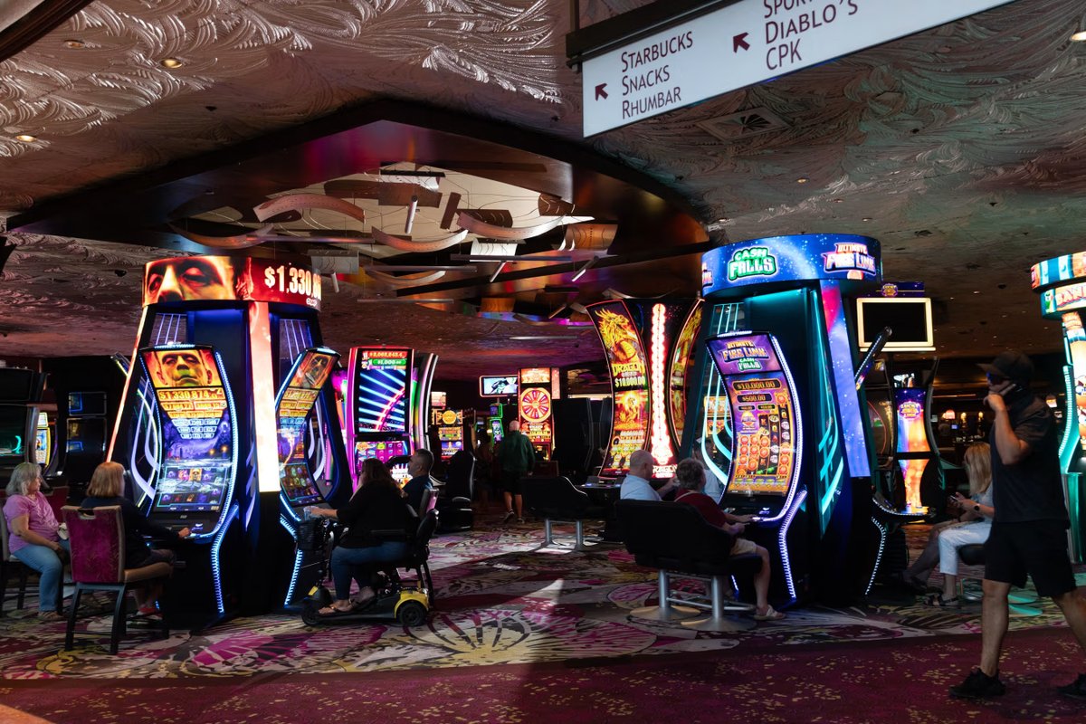 VintageVegas's tweet photo. When The Mirage opened in 1989, it changed Las Vegas forever. Steve Wynn’s $630M mega-resort introduced volcanoes, tropical lagoons, Siegfried & Roy, and a new era of immersive casino resorts, sparking the modern Strip boom that followed. #VintageVegas https://t.co/NSwthCYGta
